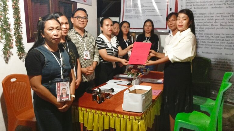 Syully Sumual Bonggalola Resmi Mendaftar Bakal Calon Hukum Tua Desa Palamba