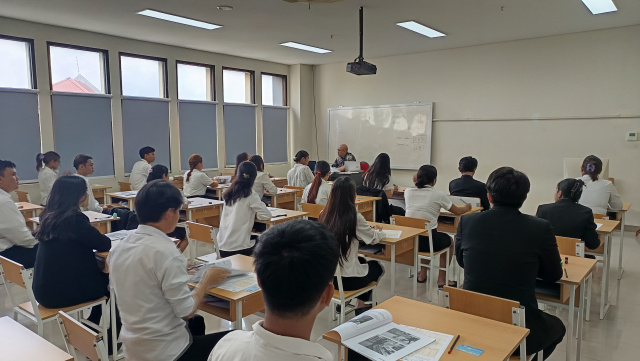 UPA Bahasa Polimdo Gelar TOICE bagi Para Mahasiswa Yang Bakal Magang Ke Luar Negeri